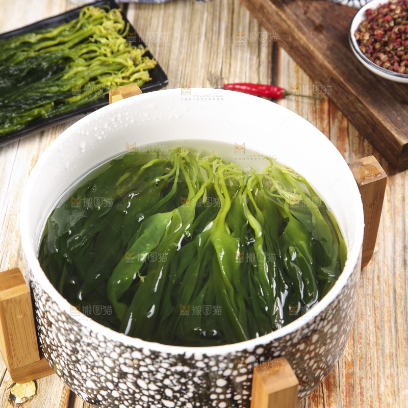 木板上放着一碗海白菜
