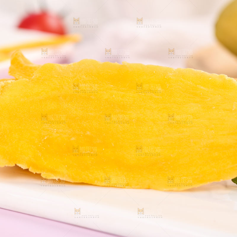 石板上的芒果干切片