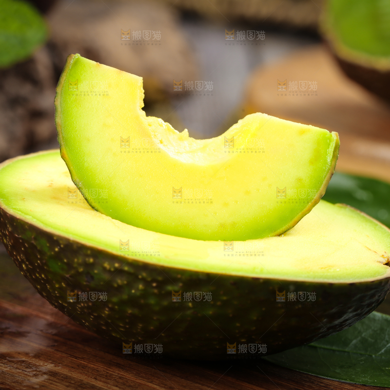 木底上放着切开的巨无霸牛油果