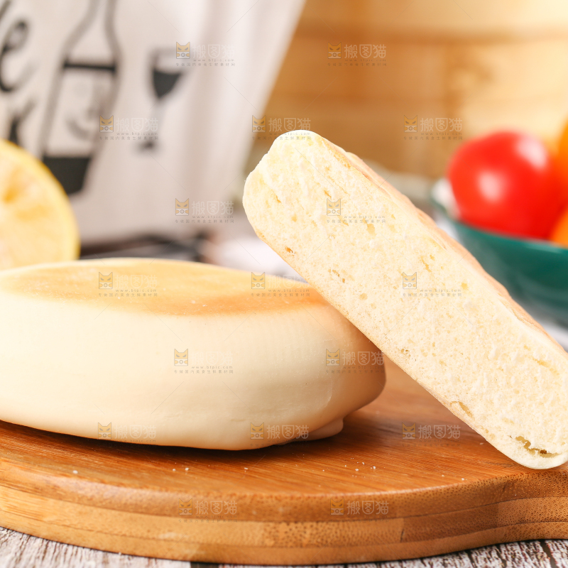 木板上放着全麦饼