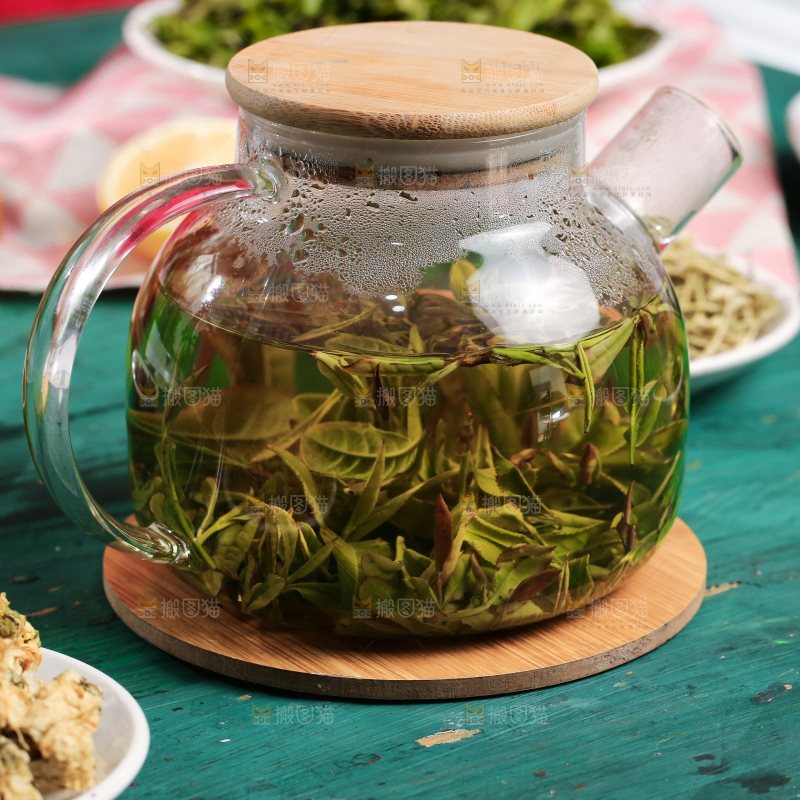 盒里泡着绿茶