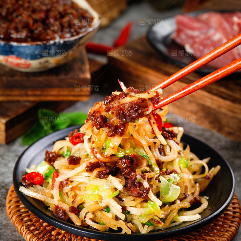 筷子夹着凉拌土豆丝