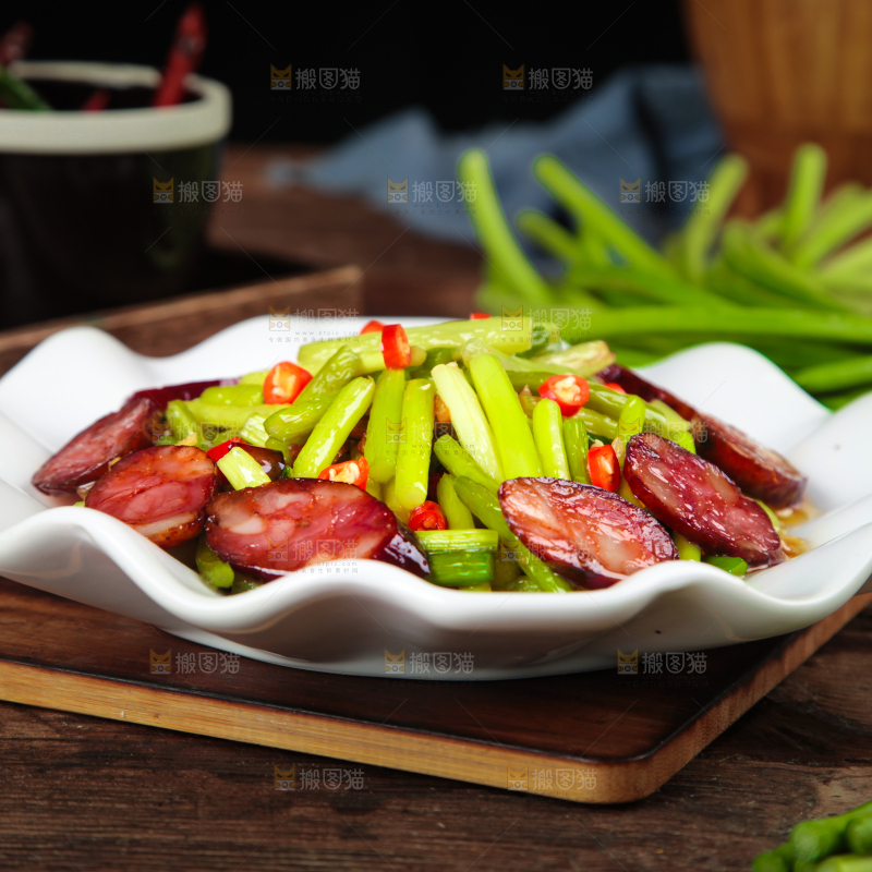 深底上放着一盘蒜苔炒腊肠
