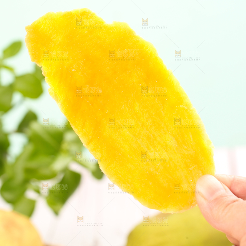 手拿芒果干