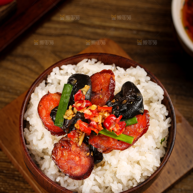 饭上面放着炒腊肠