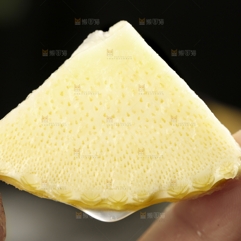 手拿切开的竹笋片