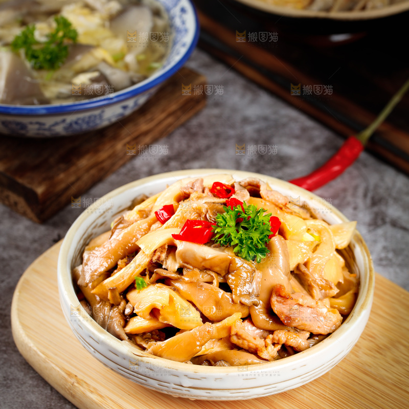 木板上放着一碗平菇炒肉