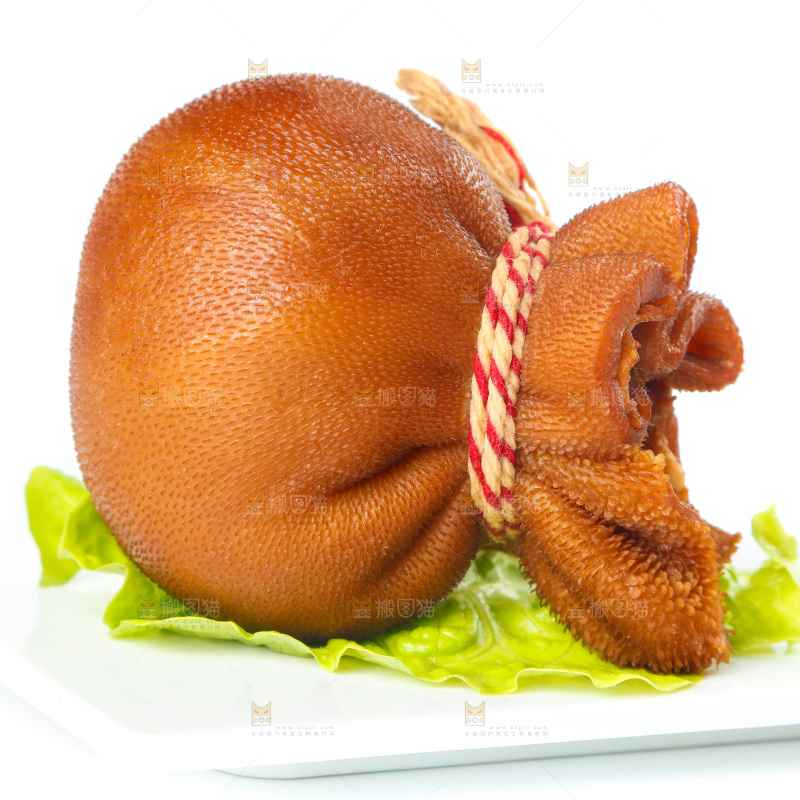 白底上放着一盘内蒙古羊肚包肉