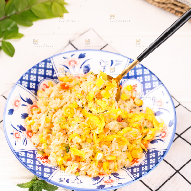 盘子里的玉米鸡蛋饭