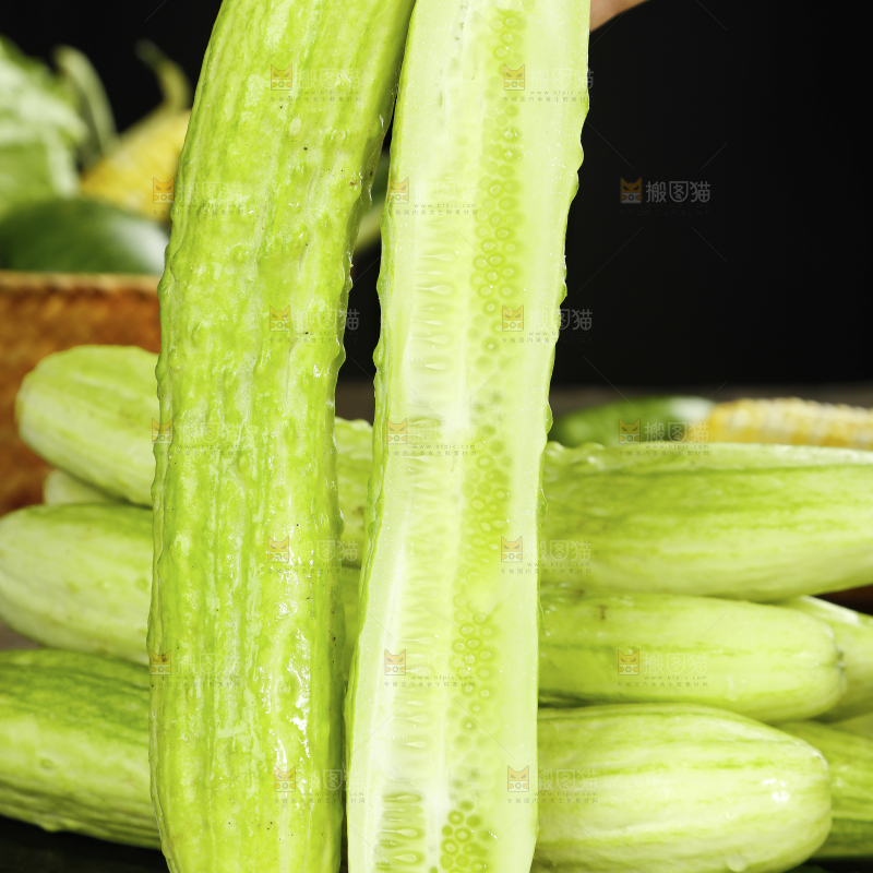 手拿切开的白玉黄瓜