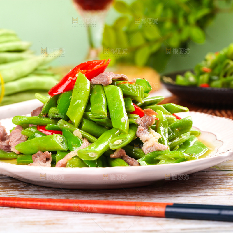 盘子里装着四季豆炒辣椒