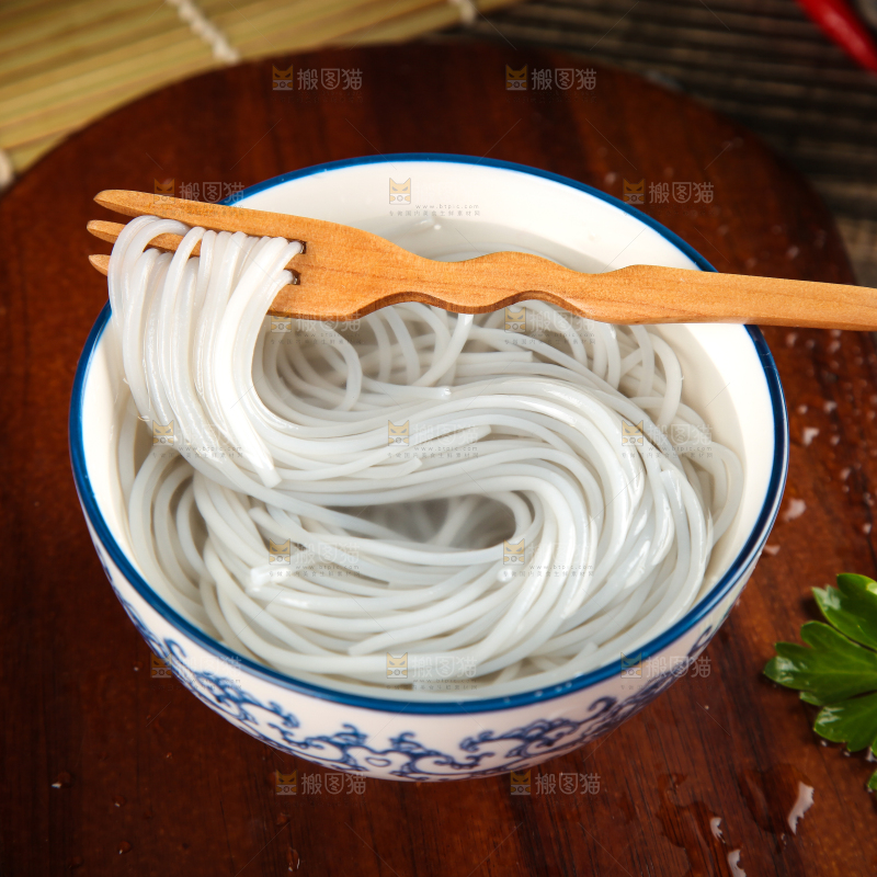叉子叉着红薯粉