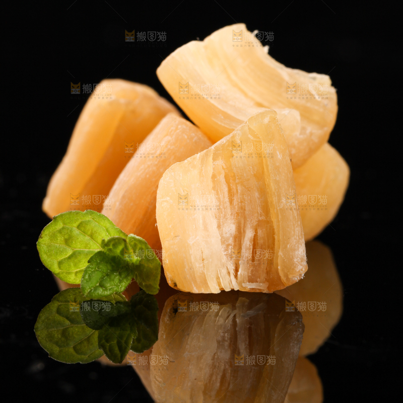 黑底上放着瑶柱