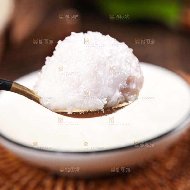 竹底上的牛奶毛芋头