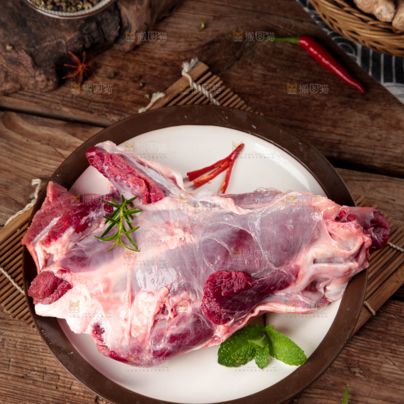 盘子里装着牛腿肉