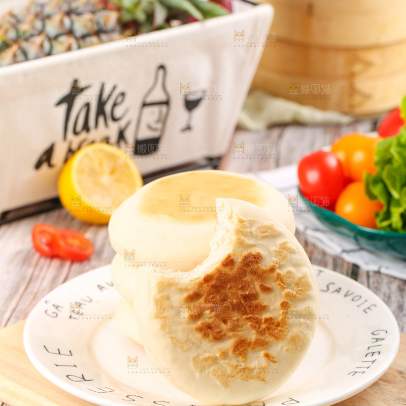 盘子里装着饼子
