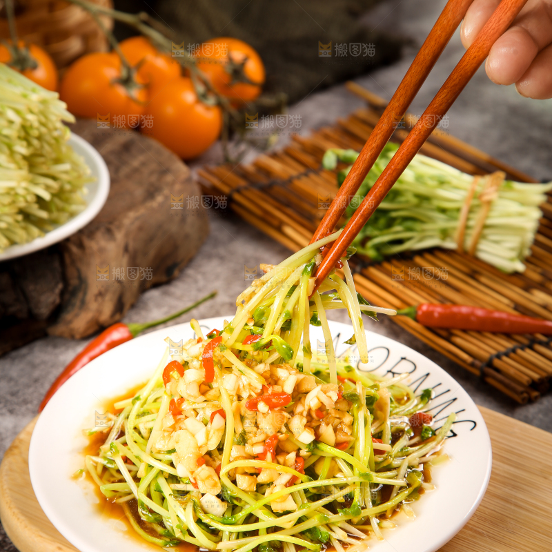 盘子里装着炒豌豆芽苗菜