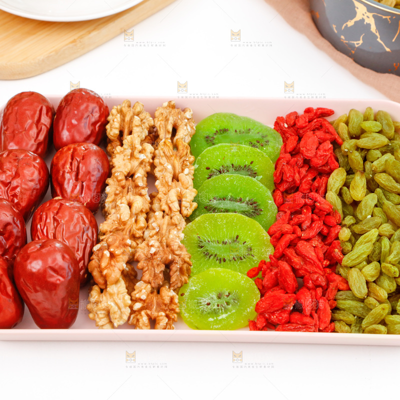 白底上放着一盘枣夹核桃食材