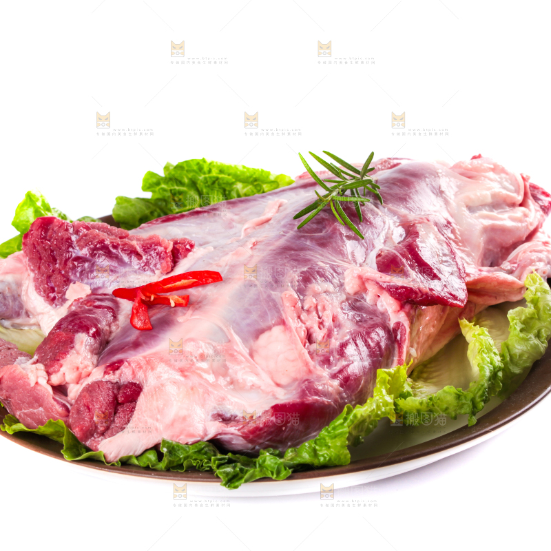 盘子里装着牛腿肉