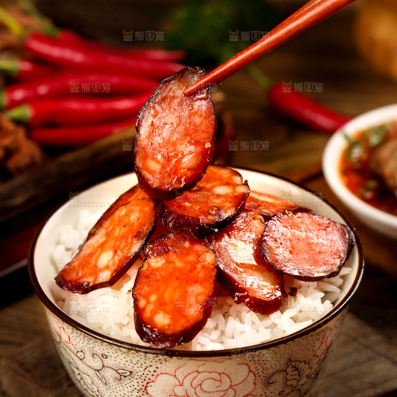 饭上放着熏腊肠