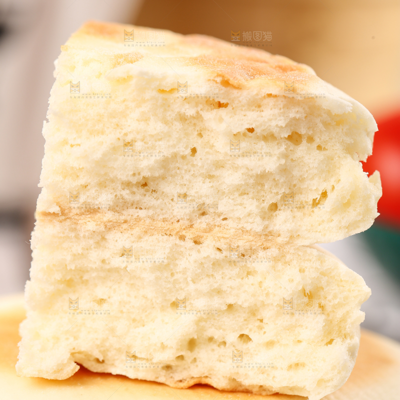 木板上放着全麦饼