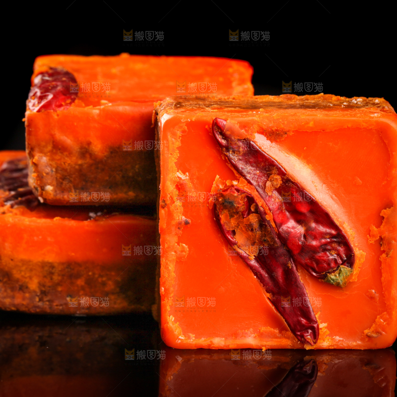 黑底上的麻辣火锅料