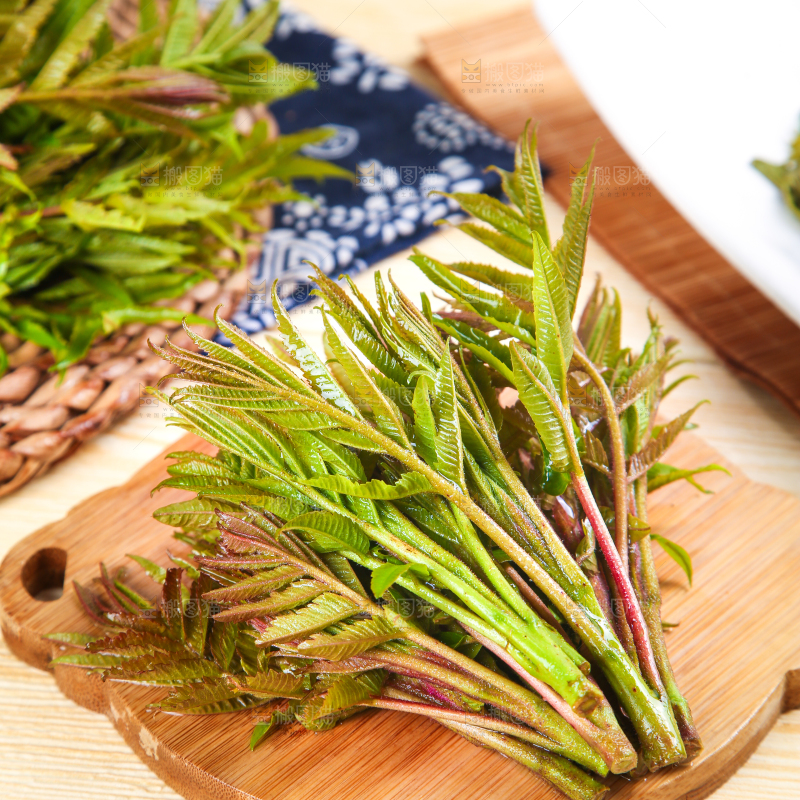 木板上放着沂蒙山香椿芽