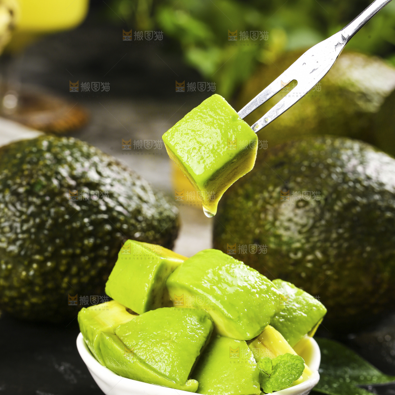 叉子叉着牛油果果肉