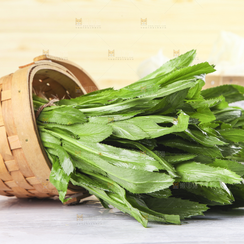 一筐刺香菜放在木底上