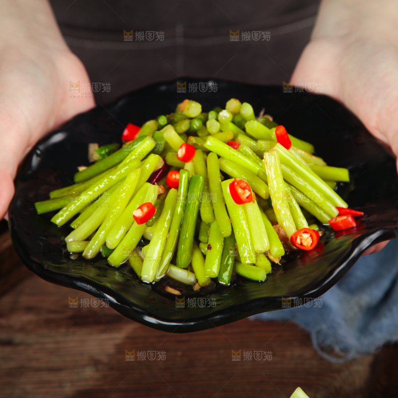 手拿一盘清炒蒜苔