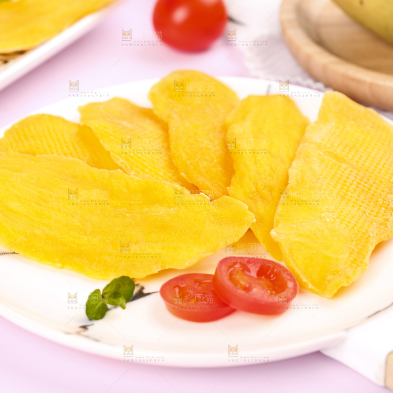 浅底上放着一盘芒果蜜饯