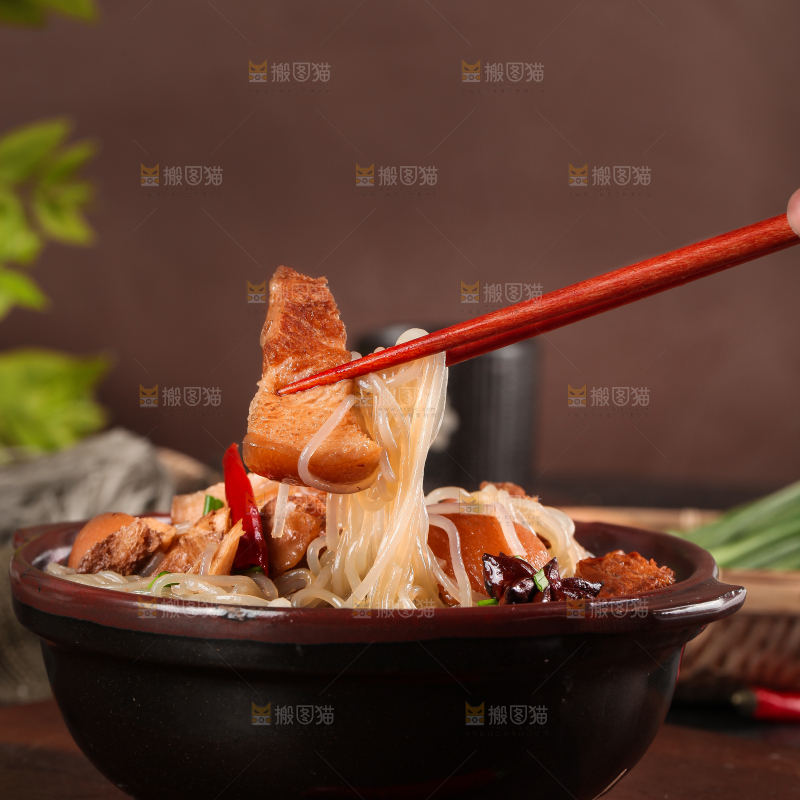 碗里装着猪肉炖粉条