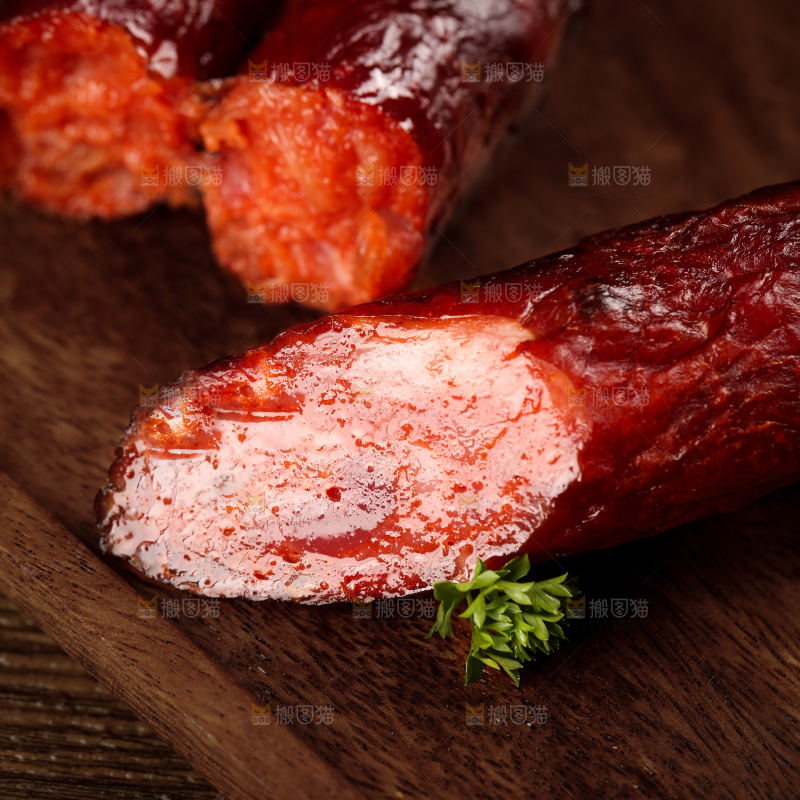 木板上摆放着烟熏香肠