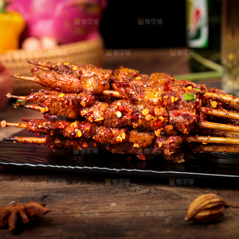 深底上的羊肉烤串