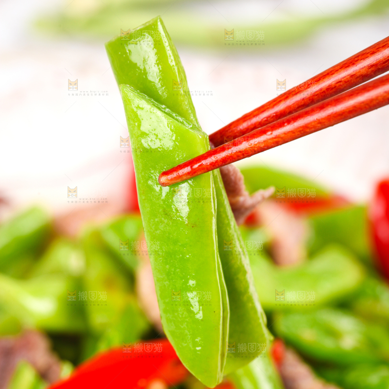 盘子里装着四季豆炒辣椒