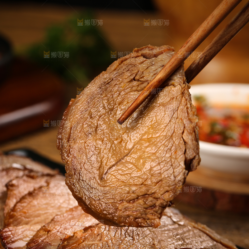 盘子里装着五香牛肉