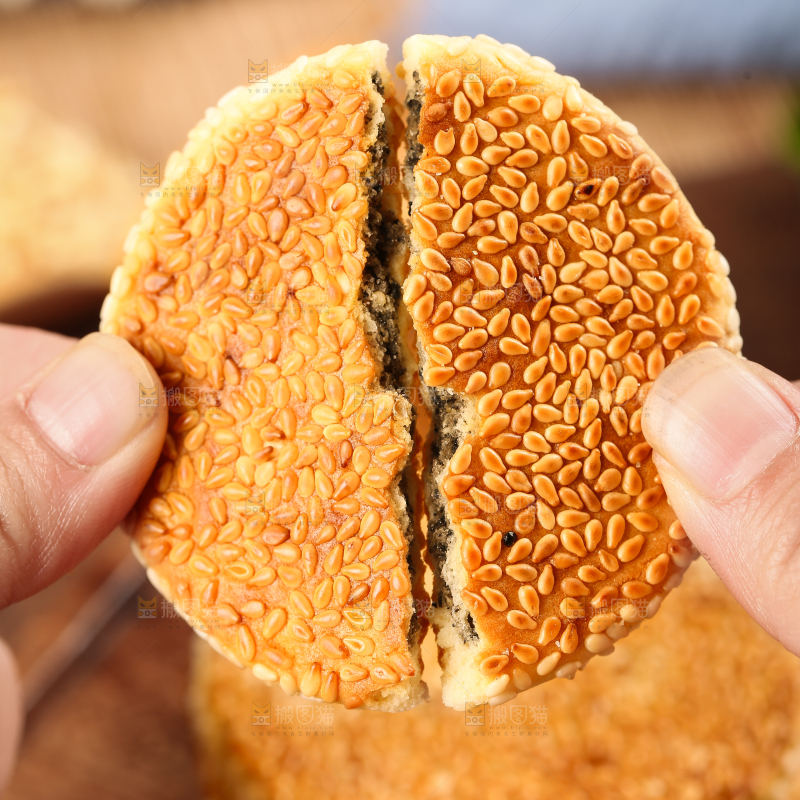 手里拿着芝麻饼