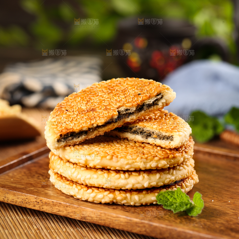 木板上放着黄石港饼