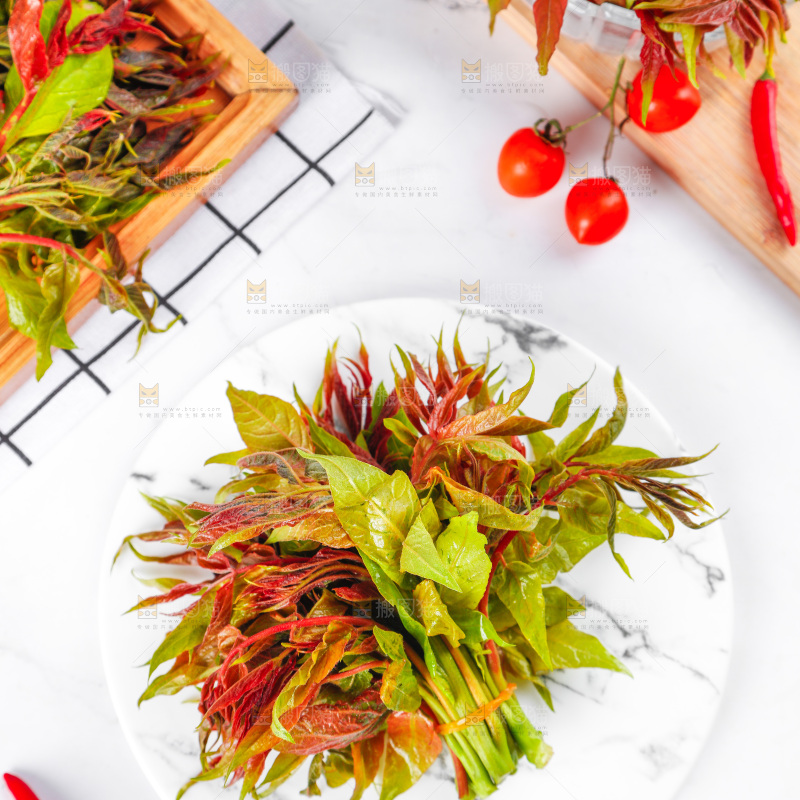 盘子里的香椿芽