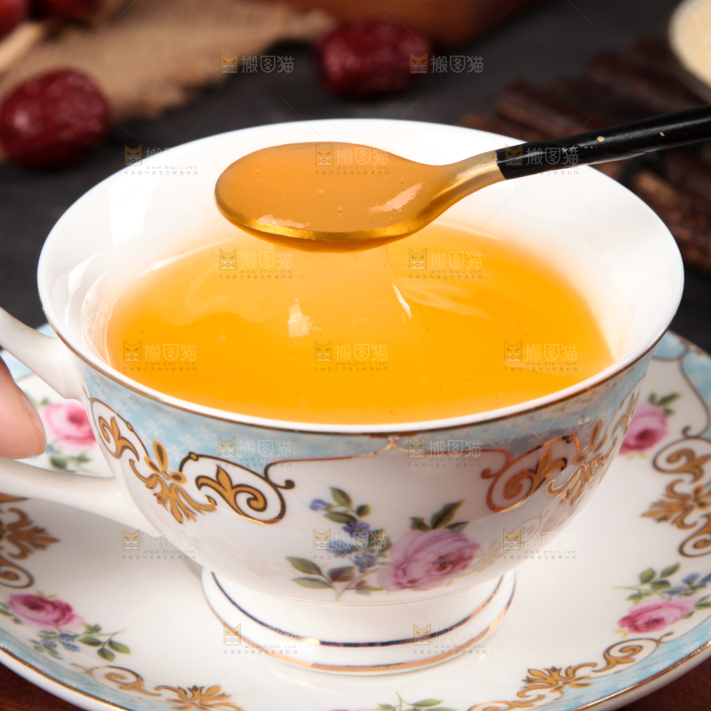 深底上放着一杯葛根粉