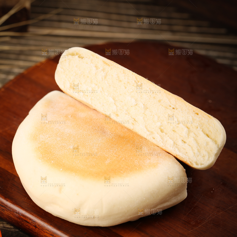 盘子里装着奶香饼