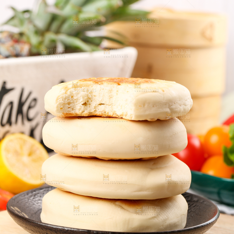 盘子里装着饼子