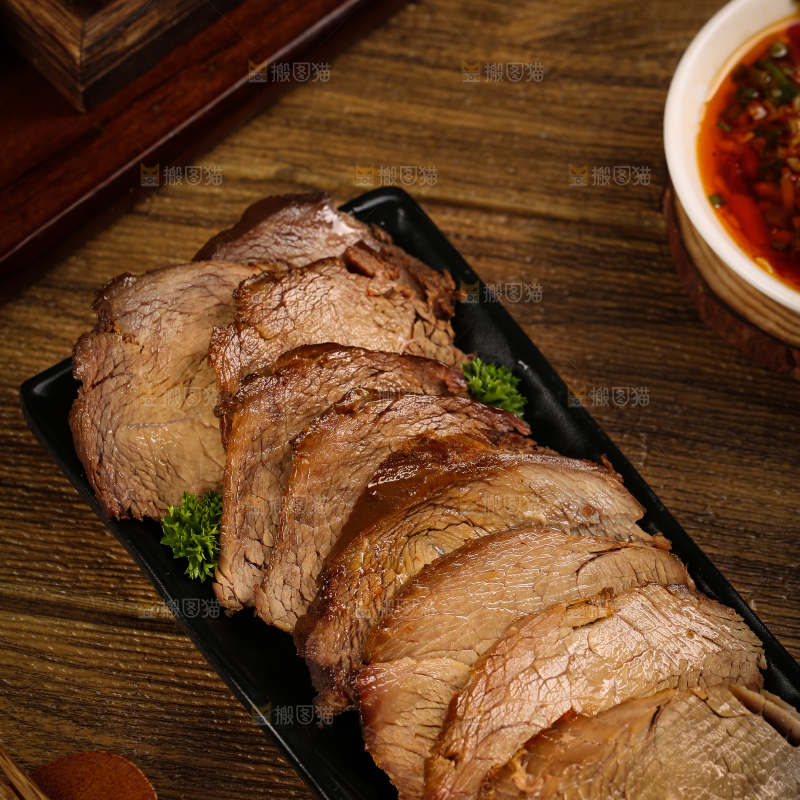 盘子里装着五香牛肉