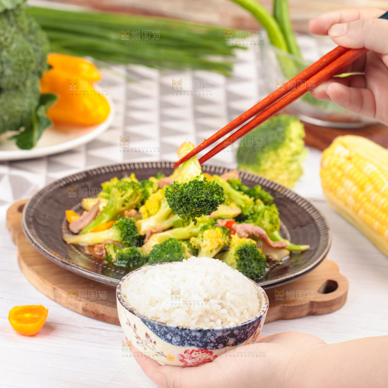 木底上放着一盘西兰花炒肉