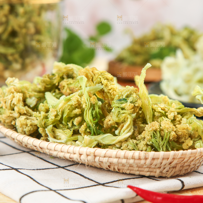 格子布上放着一盘有机花菜干
