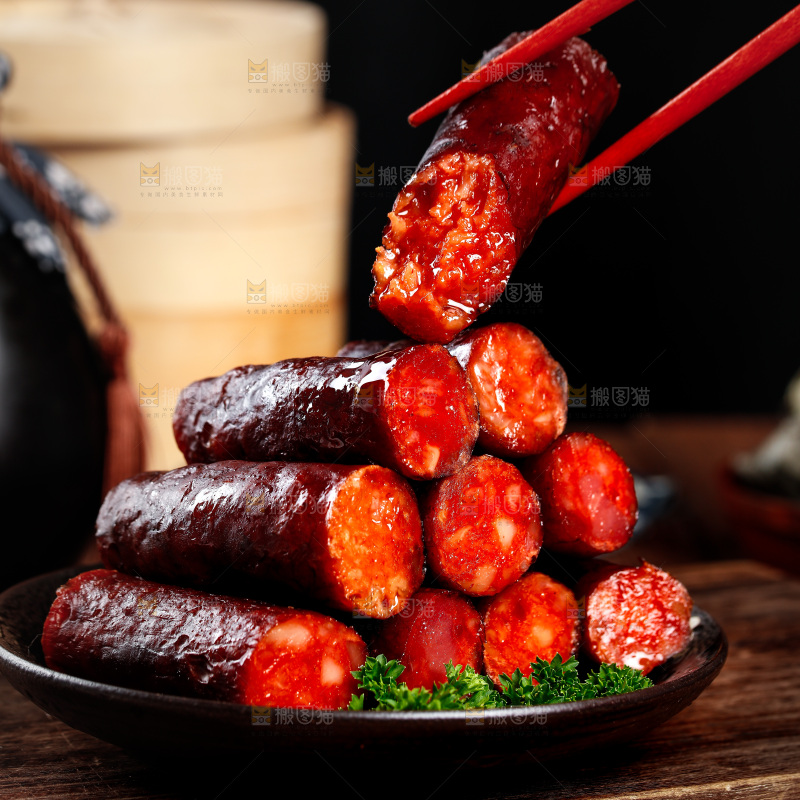 盘子里装着烟熏腊肠