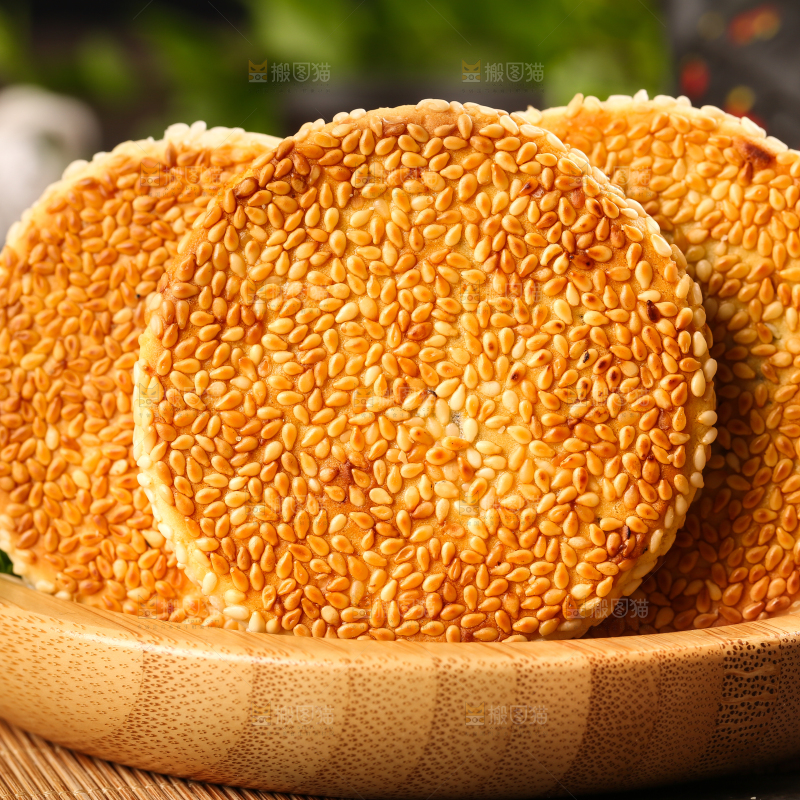 盘子里装着小饼子