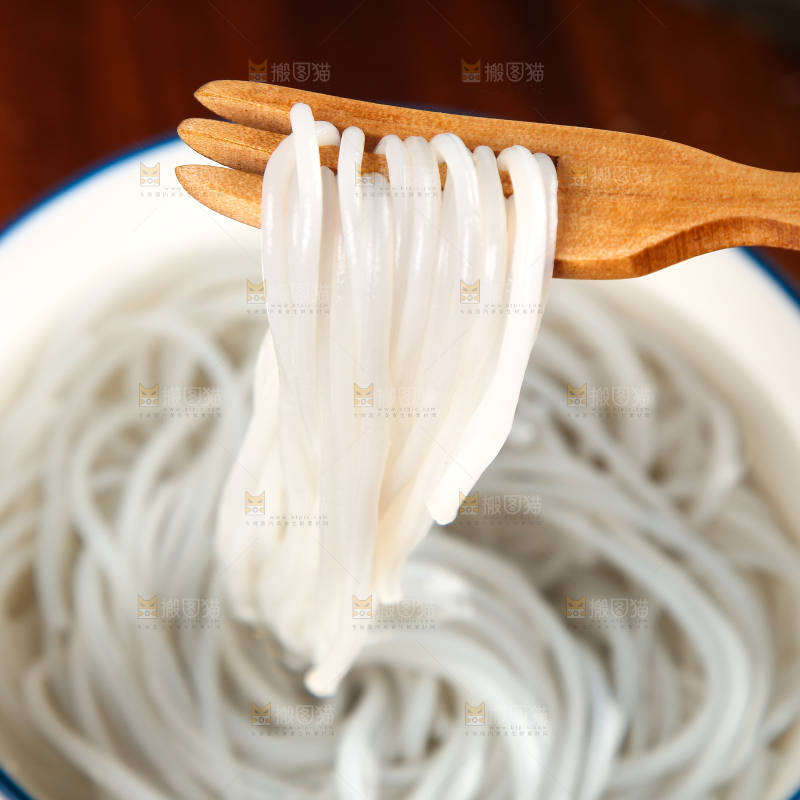 叉子叉着红薯粉