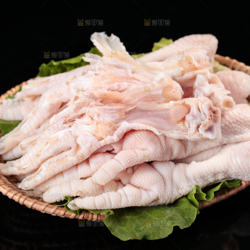 盘子里装着去骨鸡爪