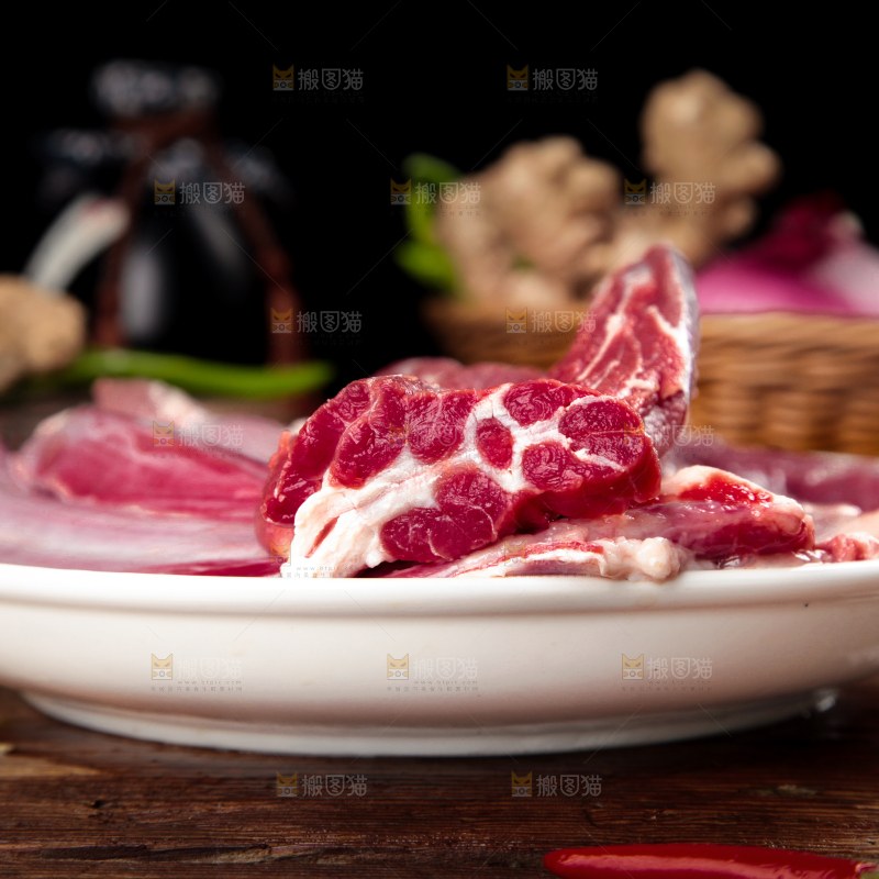 盘子里装着牛腿肉